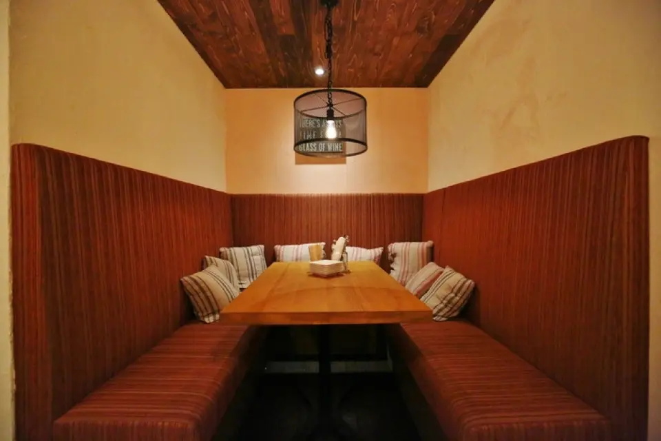 A semi-private sofa seat at the very back of the restaurant. The interior was handcrafted by the staff, from painting the walls to setting up the tables, creating a homey and comfortable space. If you use the party plan, you're sure to be completely satisfied, both in your stomach and your heart! The sommelier-selected wines and sparkling wines are all-you-can-drink, so it's perfect for a girls' night out! Let's have fun and forget about the stress of everyday life! There is only one seat available, so hurry up ♪
