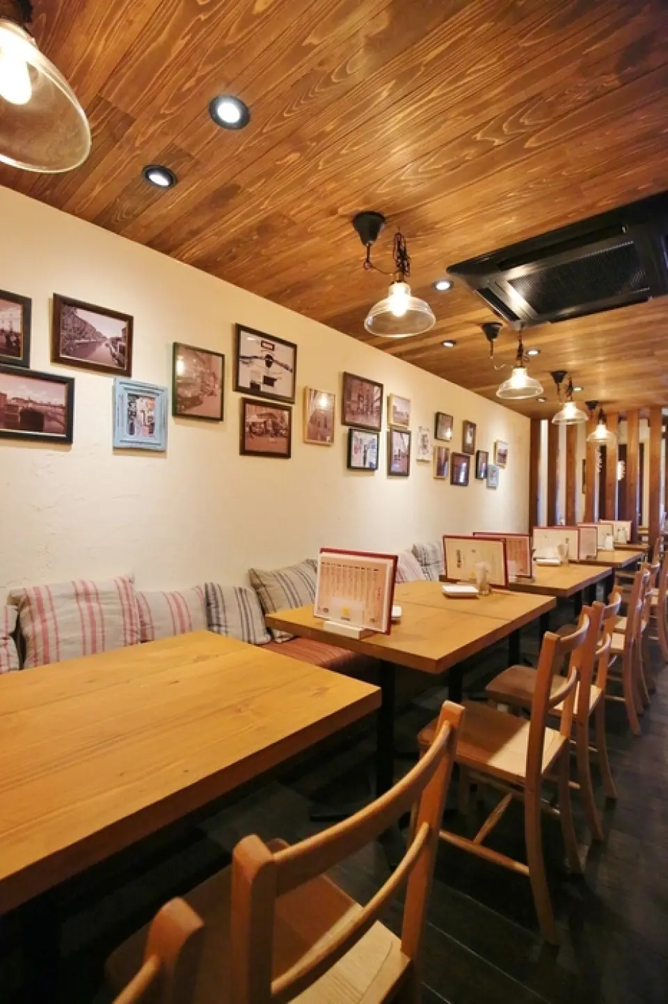 We can accommodate parties of up to 28 people on sofa seats!! The warm interior is all handmade by our staff. You'll find yourself staying longer than you think... We hope you'll feel that comfortable atmosphere!! You'll be able to see the brisk movements of our staff and watch them make pizza in a stone oven right before your eyes☆ The counter seats and high table seats in front of the open kitchen always have a lively atmosphere♪ It's the perfect space to have fun and have fun! ☆Make your reservation early...