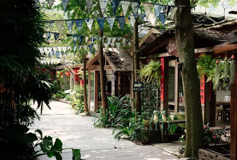 為了貓頭鷹而建的卓也小屋，經過十年的打造，每一磚一瓦都用最在地最台式的台灣農家文化，栽培這片森林。
