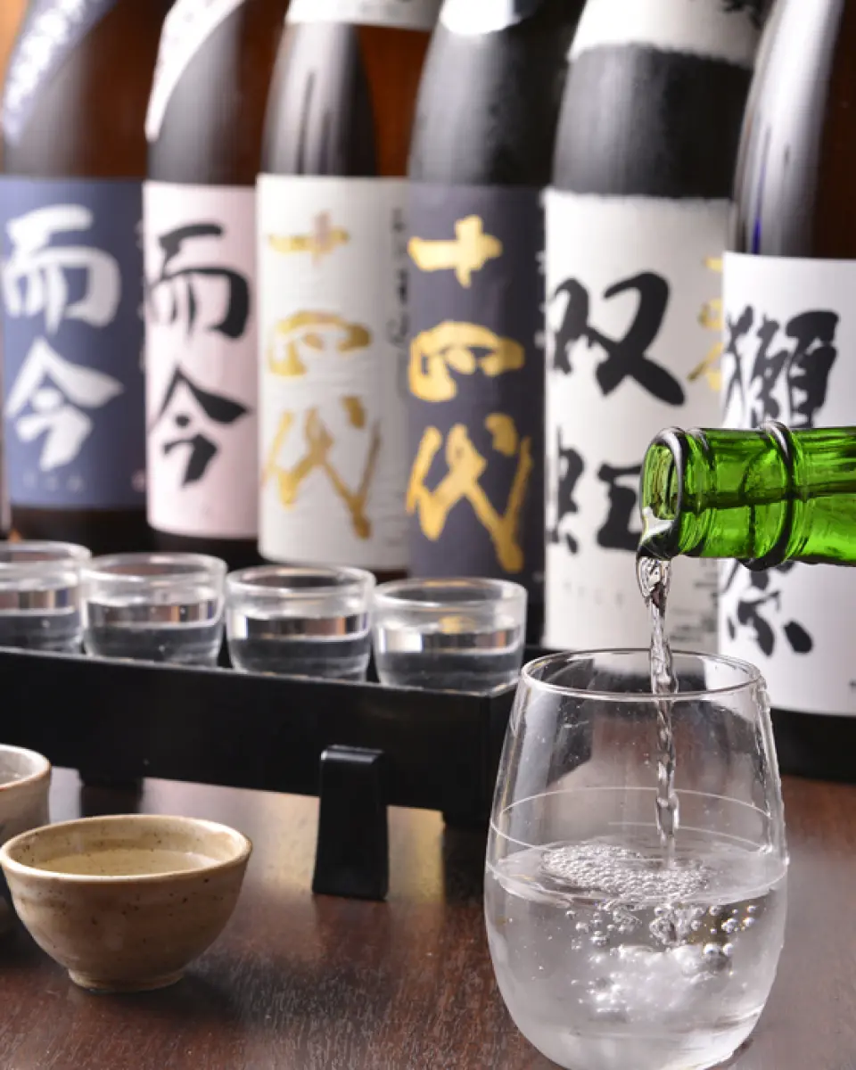 搭配特制的“无添加海胆”和时令美味的鱼，我们备有30多种清酒，种类丰富。我们还提供各种优质清酒，例如极其稀有的“十四代”系列和弘树/岛/田酒/锅岛/黑龙。