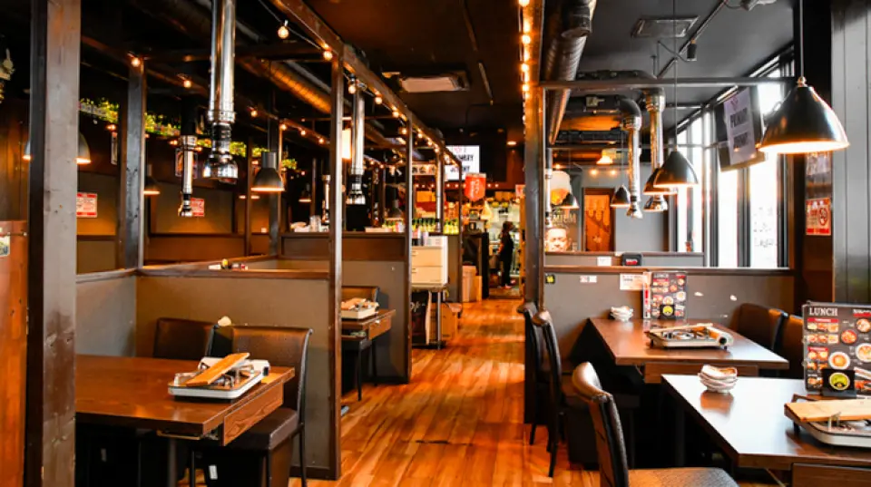 Cửa hàng của chúng tôi nằm ở "Shin-Okubo", được gọi là Thị trấn Hàn Quốc của Nhật Bản. Nhà hàng của chúng tôi gợi nhớ đến một nhà hàng Hàn Quốc ngày xưa, mang đến cho bạn cảm giác hoài cổ. Nội thất rộng rãi của cửa hàng có bầu không khí sang trọng dựa trên màu nâu sẫm. Các ghế được bố trí rộng rãi, một số ghế có vách ngăn để bạn có thể có những giây phút thư giãn thoải mái. Hầu hết chỗ ngồi đều nằm ở những chiếc bàn tiện lợi nên rất phù hợp cho những buổi hẹn hò, buổi tối đi chơi của các cô gái và những buổi họp mặt nhỏ. Hãy thoải mái đến thăm chúng tôi.