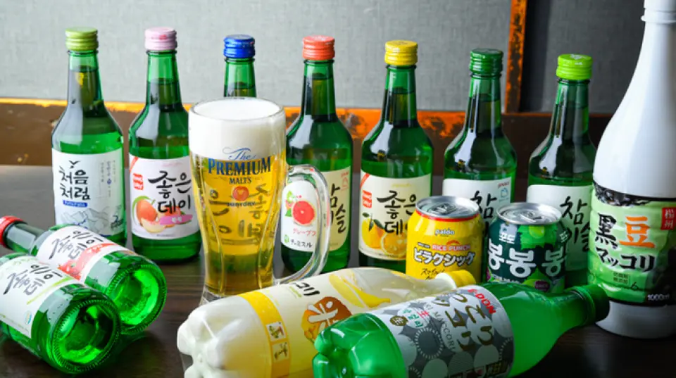 Chúng tôi cũng cung cấp các lựa chọn đồ uống hợp lý bao gồm cả bia tươi. Các nhãn hiệu phổ biến ở địa phương như highball, sou, cocktail kiểu makgeolli và chamisul, được phụ nữ ưa chuộng, cũng có sẵn. Chúng tôi cũng có một bộ trà soju Hàn Quốc mà bạn có thể thưởng thức lúc rảnh rỗi. Chúng tôi cũng cung cấp ``Someek'', một loại đồ uống bia và hoa cúc gần đây đã trở nên phổ biến theo phong cách Hàn Quốc. Thêm một chút chamisul sau ngụm đầu tiên sau khi nướng sẽ khiến mùi thơm dịu hơn nên nếu bạn thích thì hãy thử nhé ◎