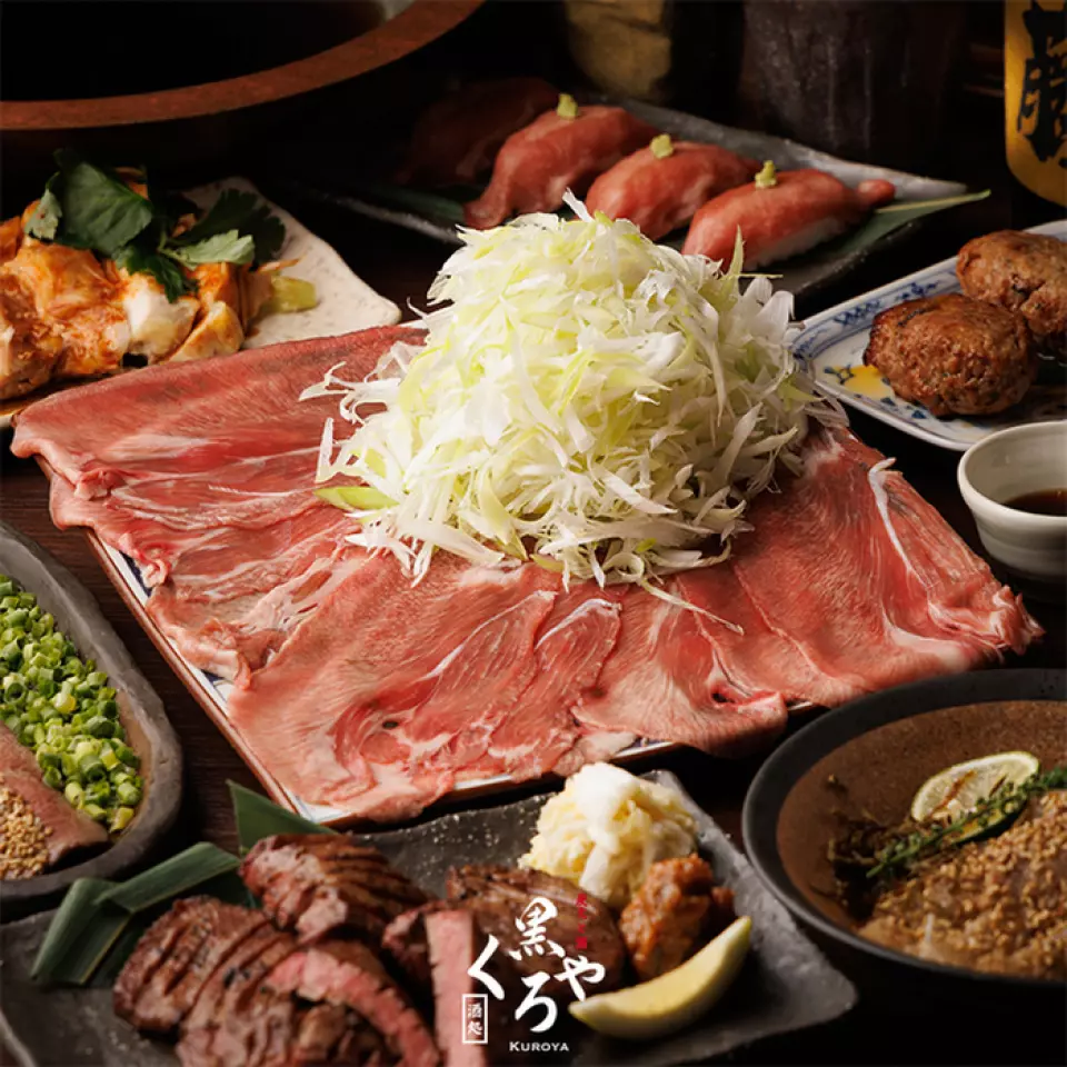 提供包含无限畅饮的豪华宴会套餐，4,500日元起，可享用黑屋的牛舌料理。可以品尝到仙台厚片牛舌、榻榻米牛舌、牛舌寿司、手工肉丸等多种料理。菜肴包括多种新鲜鱼类和特色菜肴，无限畅饮菜单包括生啤酒。请在我们的餐厅享受豪华而令人满意的宴会。