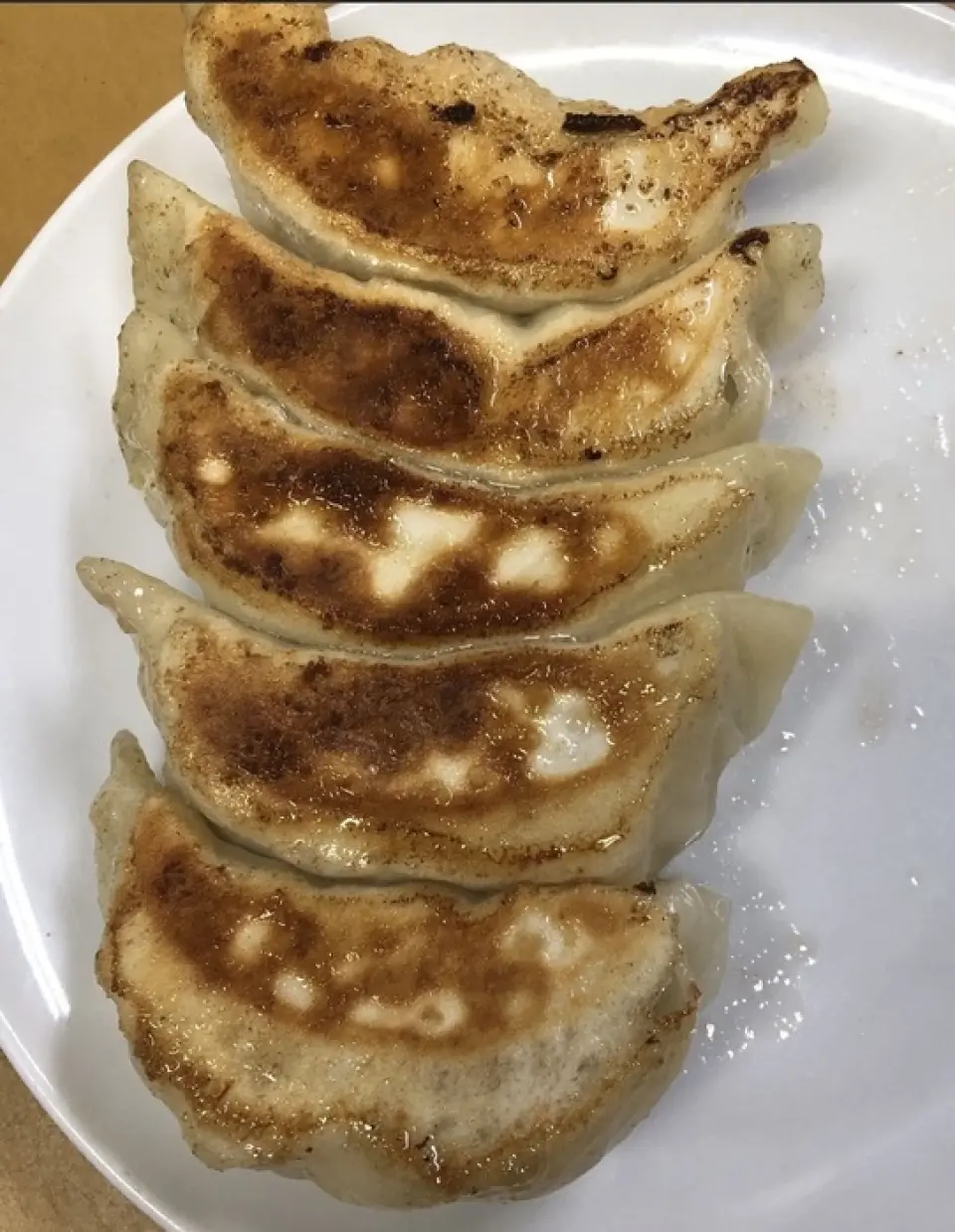 餃子是一種“烤餃子”，採用磨碎的豬肩肉，需要一天的時間來揉捏，並用秘製調味料調味，使其多汁。