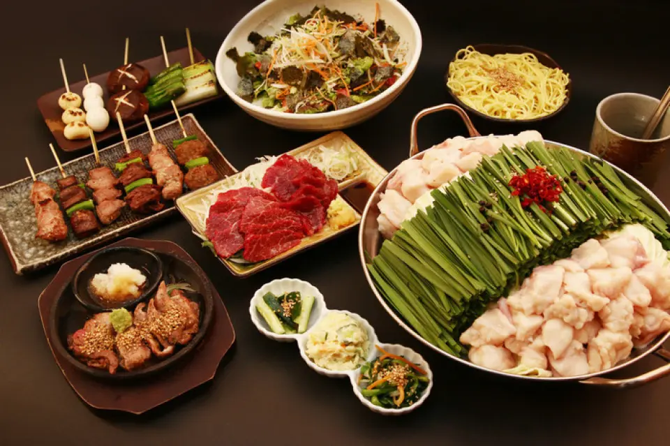 豐盛的內臟鍋套餐、我們著名的上州豬肉以及兩小時無限量暢飲僅需 5,000 日元（含稅）！適合各種宴會♪您可以品嚐我們受歡迎的雞肉生魚片，烤雞肉串和鹹內臟火鍋。