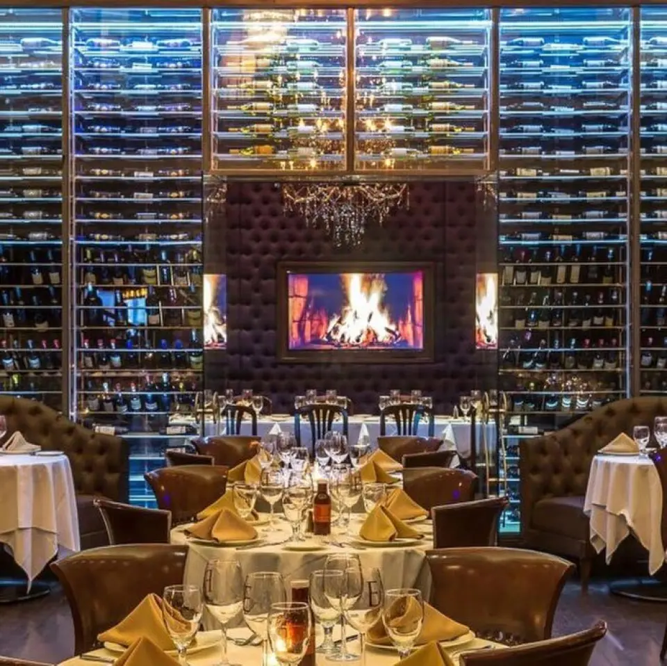 We have over 1,000 bottles of wine from around the world. We have a particularly extensive lineup of American wines, mainly from California. Enjoy the pairing of the finest wine with food. The interior of the restaurant is designed to evoke the world of New York in the 1920s, and is often used for special occasions and celebrations. Enjoy a luxurious time with wine and emperor steak. We also have private rooms available for up to 30 people.