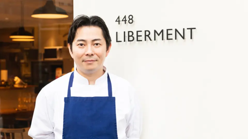 从糖果学校毕业后，他在东京的一家糕点店担任糕点师，之后转而从事法国美食，并于 2004 年移居法国。曾在 Zé Kitchen Gallery（巴黎）、Lamoise（夏尼）和 Régis et Jacques Marcon（Saint-Bonnerjoy）等顶级法国餐厅接受过培训。加入富士屋酒店株式会社，在八重洲富士屋酒店总店工作。曾参与富士屋酒店ONTHETOAST（羽田机场）的开发并担任主厨。
