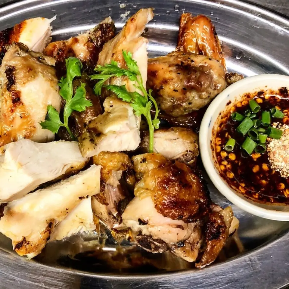 The half-grilled chicken gai yang (800 yen plus tax) is cooked to order, so it takes about 20 minutes, but we are confident in the taste and value for money. Experience Isan (northeastern Thailand) with the gai yang at Morlam Liquor Store.