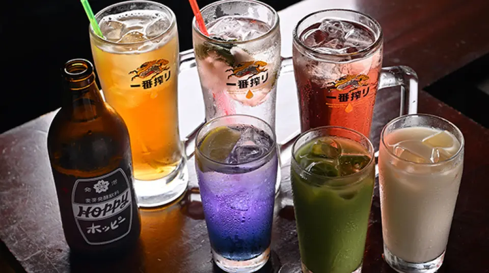 酒類種類豐富，可以搭配牡蠣、烤牡蠣、烤串等菜餚一起享用。除了生啤酒以外，還有清酒、燒酒、威士忌、酸酒、與海鮮搭配的雞尾酒等。 ◎平日無限暢飲每小時只需700日元，非常方便你下班回家。享用美味的食物和飲料，度過美好的時光！