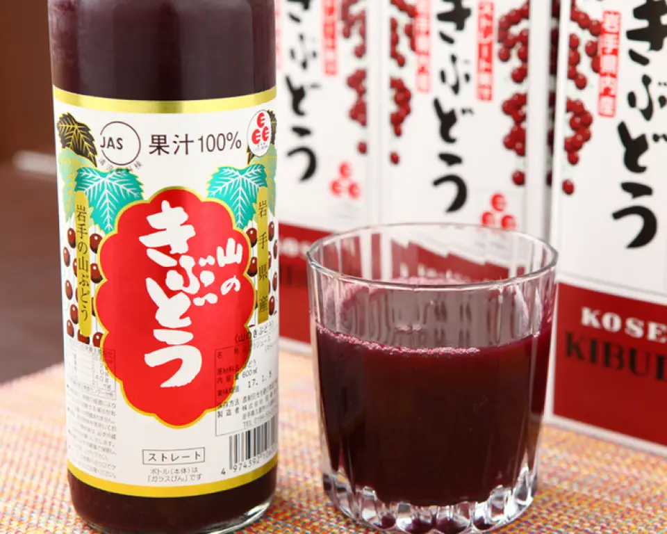 從岩手縣久慈市訂購的「山之木葡萄汁」是100%葡萄汁，味道濃鬱，回味清爽，深受從小孩到老人的喜愛。這是一款和我們店名同名的果汁。請嘗試一下。