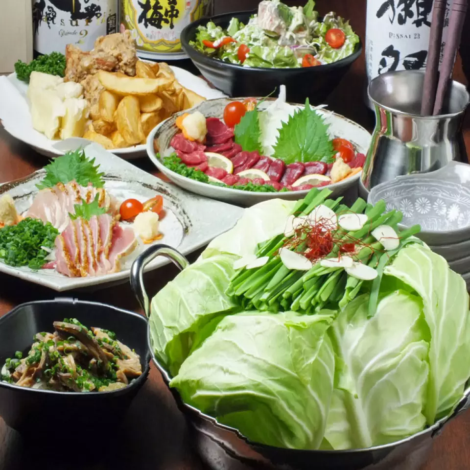 提供各种无限畅饮的宴会套餐，您可以在这里享用我们引以为傲的当地鸡肉生鱼片和内脏火锅♪这家餐厅适合各种场合，包括女孩的夜晚外出、团体聚会，还有宴会！另外，还有可以与课程同时使用的无限畅饮选项，所以主办方可以放心◎参加人数和日程请随时向店家咨询☆