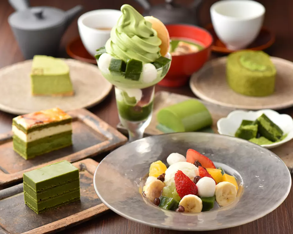 「焙茶聖代」採用自家製的焙茶糖漿、焙茶果凍、奶凍、白玉、瓊脂、鮮奶油等製成。芳香的軟冰淇淋是通過緩慢加熱和提取烘焙綠茶製成的。我們也推薦“抹茶芭菲”，裡面充滿了有嚼勁的抹茶果凍、白玉餃子、光滑濃鬱的抹茶冰淇淋和顆粒狀的甜豆沙。您可以享受抹茶優雅的甜味和苦味的和諧。請享用我們精心挑選的日式凍糕。