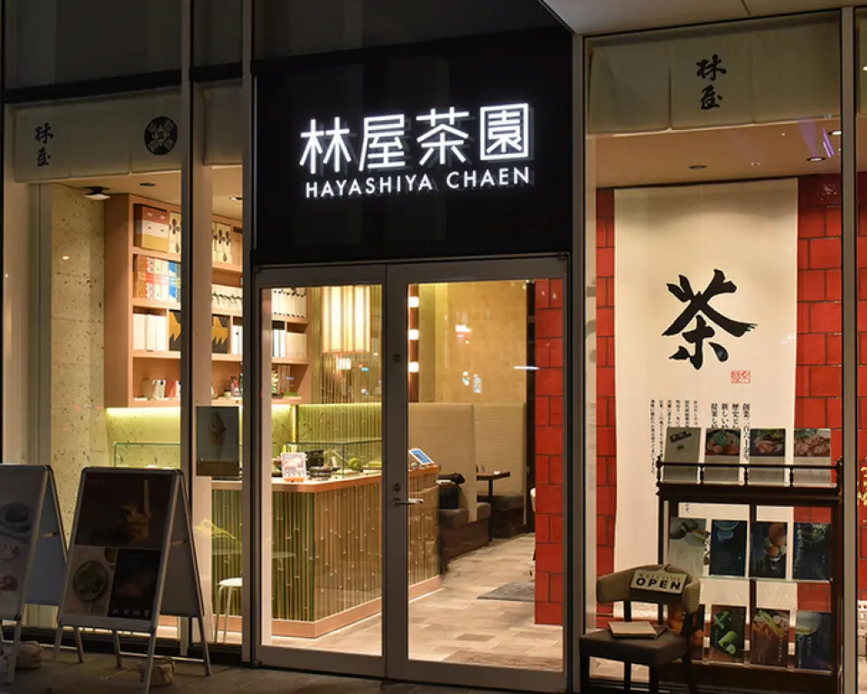 餐廳內部以白色為基調，充滿時尚現代的日式氛圍。我們創造了一個由日本最優秀的工匠之一創造的平靜空間。店內設有桌席、吧台席、沙發席，可放鬆身心。它可以在多種情況下使用，包括獨自一人、約會、與朋友聚會。除了用作咖啡館外，我們還提供單點菜餚和酒精飲料。用餐場景也請使用。