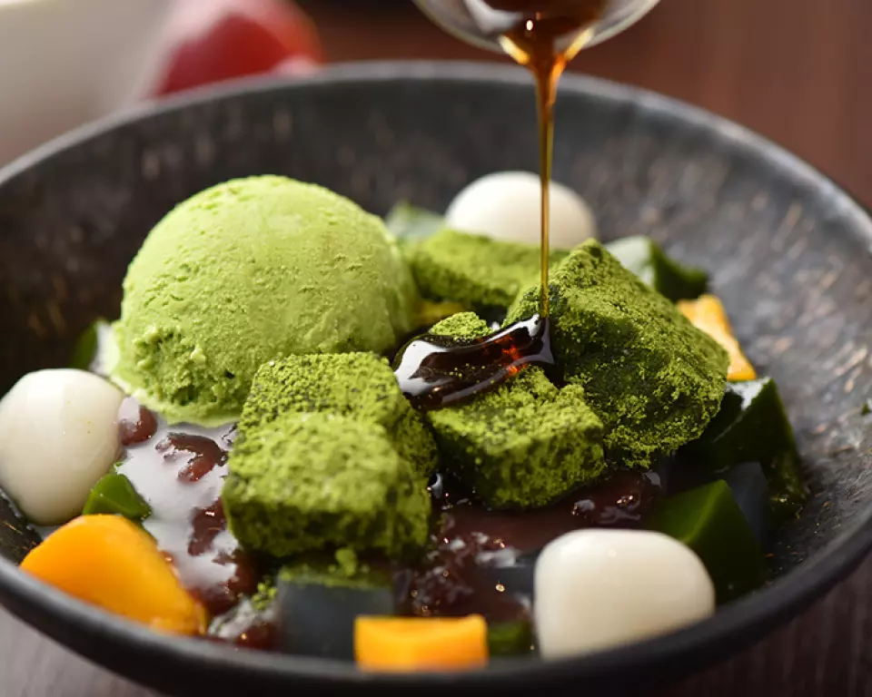 每天手工製作的“抹茶蕨麻糬”，上面放著抹茶蕨麻糬和抹茶冰淇淋，是必點的一道菜。濃鬱的抹茶冰淇淋、美味的蕨餅和紅豆沙的優雅甜味相結合，打造出真正的日式菜餚。如果您喜歡，請搭配紅糖糖漿享用。我們將為您送上充滿抹茶魅力的奢華豆奶。