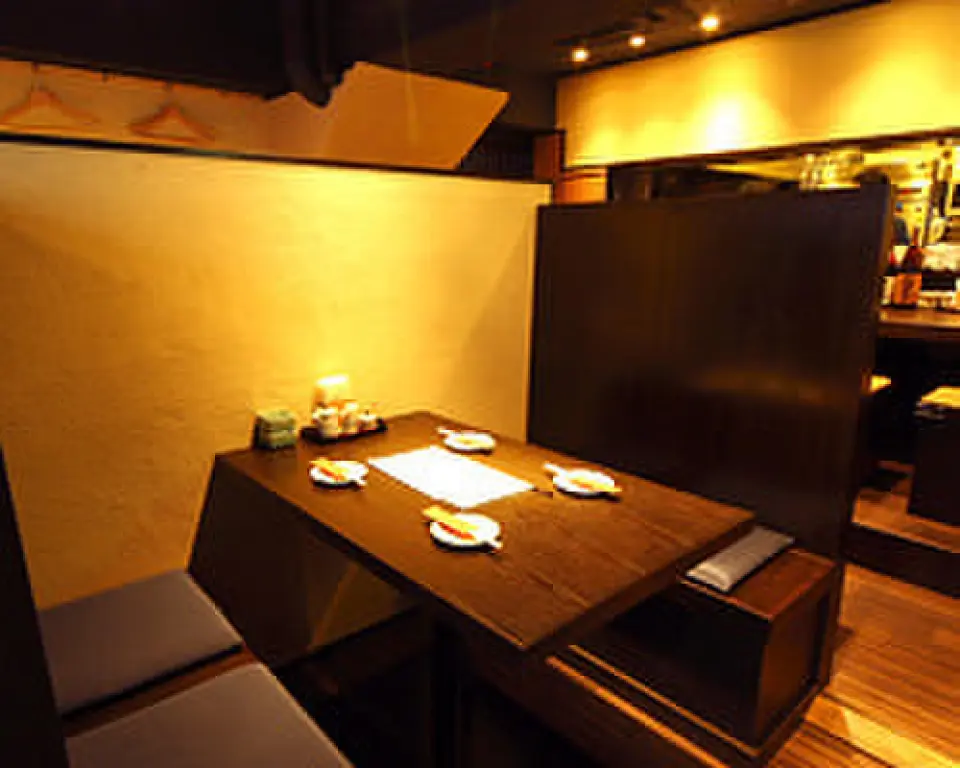 餐廳內部以木質為主色調，低調舒適。座位被分隔成不同的空間，請放心放鬆。面向廚房的櫃檯座位非常適合單身人士或情侶。