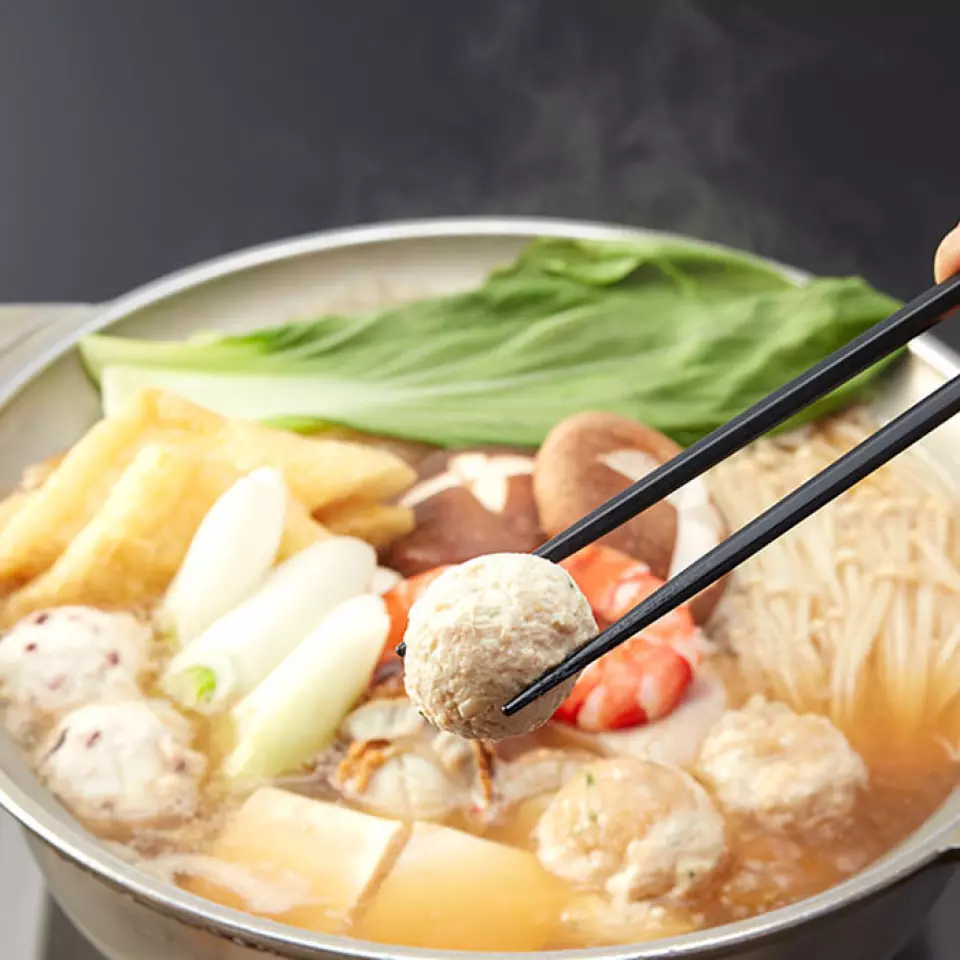 以豬骨雞為主料的醬油和味噌湯。鮮味從海鮮、肉類和蔬菜中滲出，帶來難以形容的豐富和風味。我們特別希望您嚐嚐我們特製的雞肉末。雞肉的鮮味和濃鬱與濃鬱的湯汁相結合，成為一道精緻的菜餚。我們的湯是採用獨特的方法製成的，我們的廚師透過反覆試驗和研究使用該方法，以確保無論您煮多少湯，它都不會沸騰。請盡情享受美味的相撲直到最後。