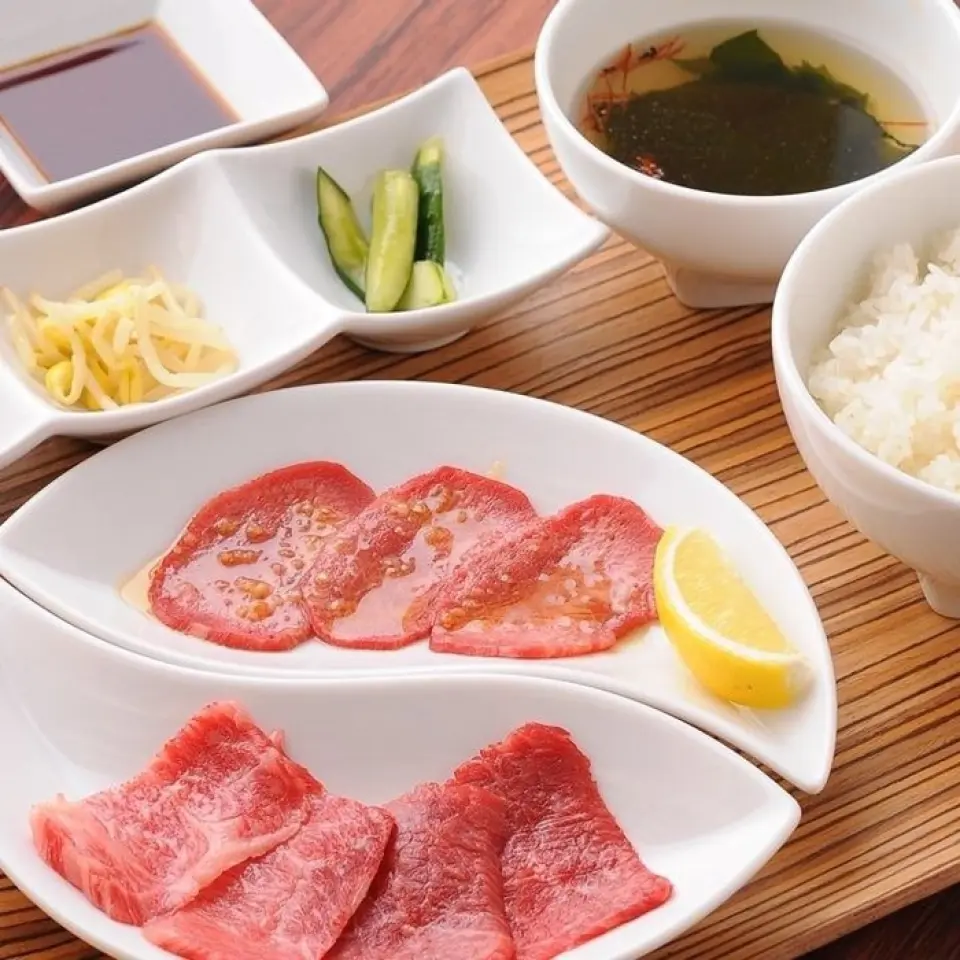 Be sure to try the lunch menu, where you can enjoy high-quality meat at an affordable price. The particularly recommended "Inoue Set Meal" is a very satisfying meal that comes with A5 rank Kuroge Wagyu beef loin, ribs, and premium salted tongue (U.S.) along with kimchi, seaweed soup, and rice for 1,780 yen. We also have a wide variety of other reasonably priced menu items, such as the stone-grilled bibimbap set meal (1,100 yen) with kimchi and seaweed soup, and the weekday-only Wagyu tendon bowl (1,000 yen).