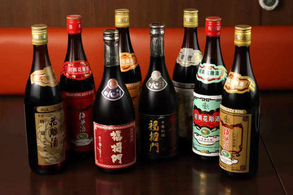 我们店里的饮料种类也很丰富。绍兴酒有不能巴氏灭菌的“龟酒”，以及陈酿期广泛的品牌，从3年到18年不等。比较不同陈酿程度的绍兴酒是享受独特清酒的推荐方式。我们还提供葡萄酒、日本酒、正宗日本烧酒等适合您的美食和喜好的各种饮品，请在下班回家或宴会时与我们精心挑选的中国菜肴一起享用。