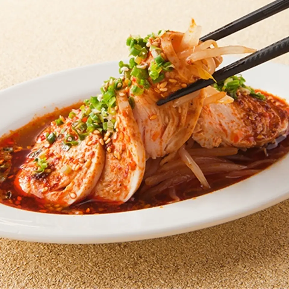 Yakitori-ya Sumire提供沙拉、小吃、特色菜餚、油炸食品、麵條和米飯以及甜點等多種菜單項目。