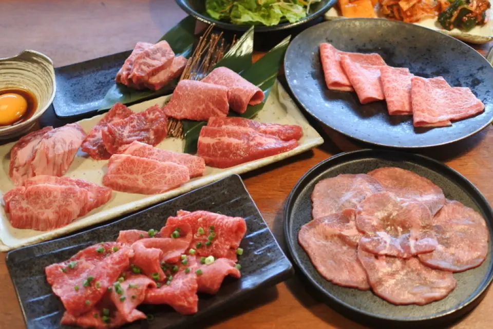 可以享用和牛上排小排、上腰肉、上牛舌、和牛酱玉子烧的【特别套餐】只需3,500日元！非常适合家庭和女孩聚会♪ 另外，“悟空套餐”非常适合招待、庆祝和启动活动，5,500日元包含特选稀有部位和特选等各种豪华菜肴。和牛烤3秒。还提供无限畅饮选项，包括生啤酒、高杯酒、果酒和葡萄酒（每杯额外加 1,500 日元）。