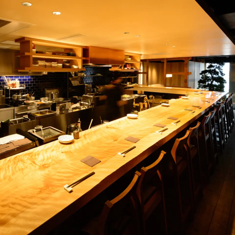 We have a variety of seating options, including counter seats where you can watch the chefs use their knives right before your eyes and drop in by yourself, table seats where you can enjoy meals together with a group, and raised seats where you can eat without worrying about those around you. Perfect for everyday dinners or a leisurely meal with friends on the weekends. A space where the warmth of wood will soothe your soul, perfect for your relaxation.