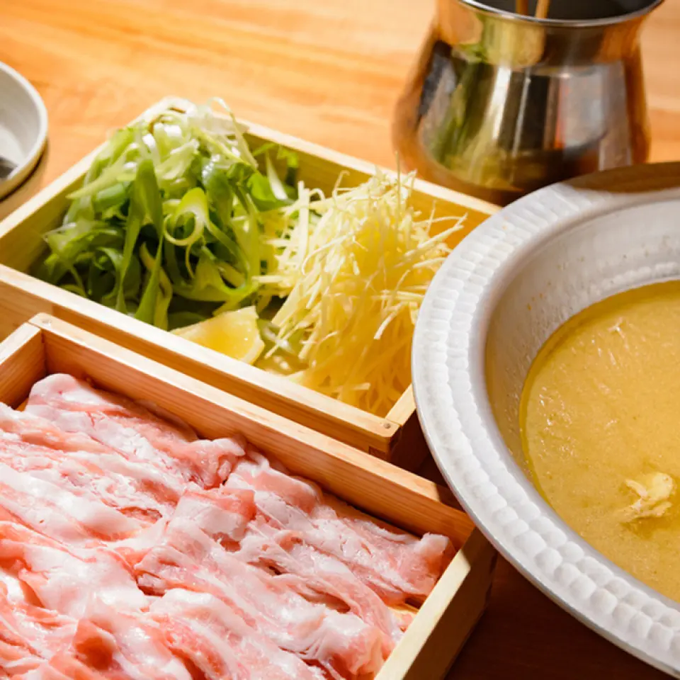 Our proud Kirishima pork and Kujo leek shabu-shabu is made with carefully selected ingredients, and the broth is slowly simmered to bring out the best flavor from the chicken. The black pork is shabu-shabued in the broth. Try it with Kujo leek, which goes perfectly with the dish. It's a dish that's sure to go well with sake.