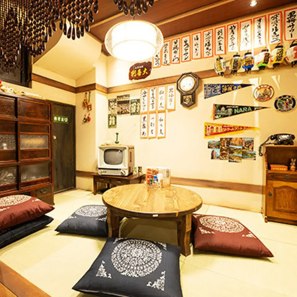 走进店内，映入眼帘的是复古的空间，里面有榻榻米座椅、黑色电话、抽屉柜，让你仿佛穿越到了1950年代。特别受欢迎的是短腿座位，配有 CRT 电视，类似于昭和时代的茶室。