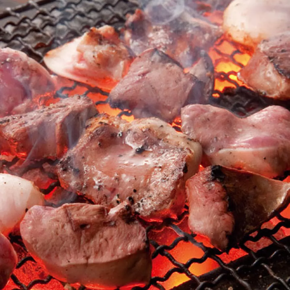 我们的「烧饭」最大的特点就是它的烤法！我们的目标是提供极其新鲜的食材，在网格上烧烤而不是串起来。通过尽量减少接触肉的次数来保持新鲜度。而且，由于是用木炭一次性烤制的，所以外皮酥脆，里面多汁。它锁住了味道。