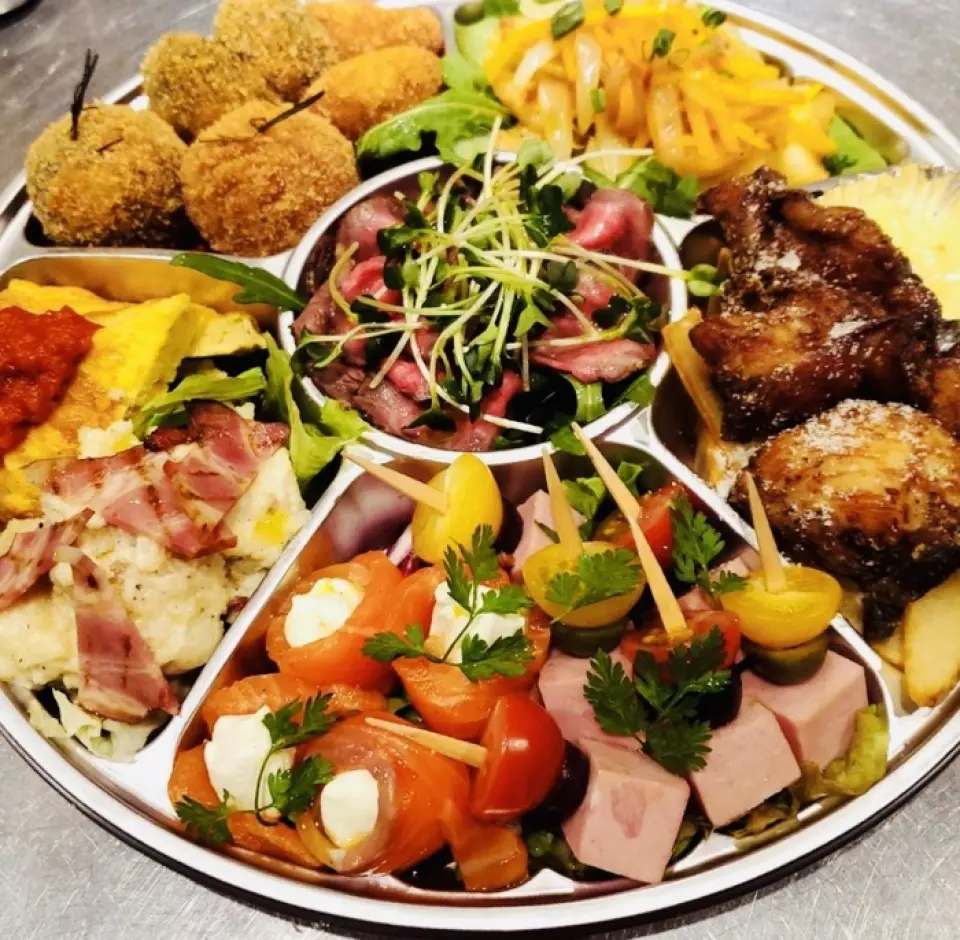 Please see the take-out menu on the lunch menu. The menu is listed on the top of the homepage of the Tabelog app (search for "Tabelog" and download it).