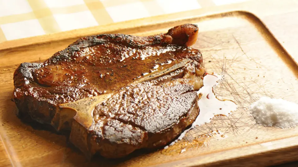 A dish that lets you taste both sirloin and fillet meat at the same time. By thoroughly grilling the surface over high heat, the juices are sealed in, resulting in a juicy finish. The red meat has a distinct flavor and a very tender texture.