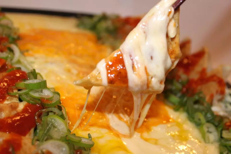 Enjoy 16 gyoza dumplings (3 plates worth) dipped in over 200g of melted cheese! The cheese is a luxurious combination of mozzarella and cheddar cheese. This gyoza fondue series is also recommended for women!