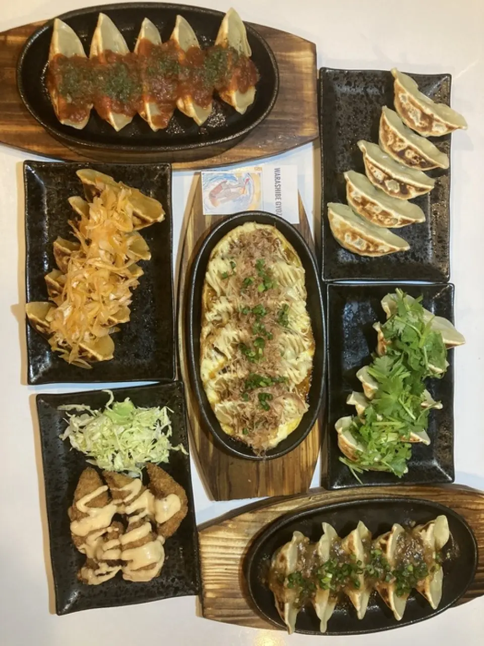 In addition to the standard gyoza for 460 yen (excluding tax), we have a wide variety of inventive dishes, such as the "Coriander Gyoza" for 530 yen (excluding tax), which is minced meat with plenty of coriander wrapped in a chewy skin and baked until crispy, the "Ankake Mapo Gyoza" for 530 yen (excluding tax), which is gyoza served on a hot plate topped with a thick sauce and eaten hot, and the "Japanese-style Gyoza" for 490 yen (excluding tax), which has a refreshing flavor of plum and bonito flakes, so you can enjoy it to your heart's content! Be sure to enjoy it with your favorite sake!