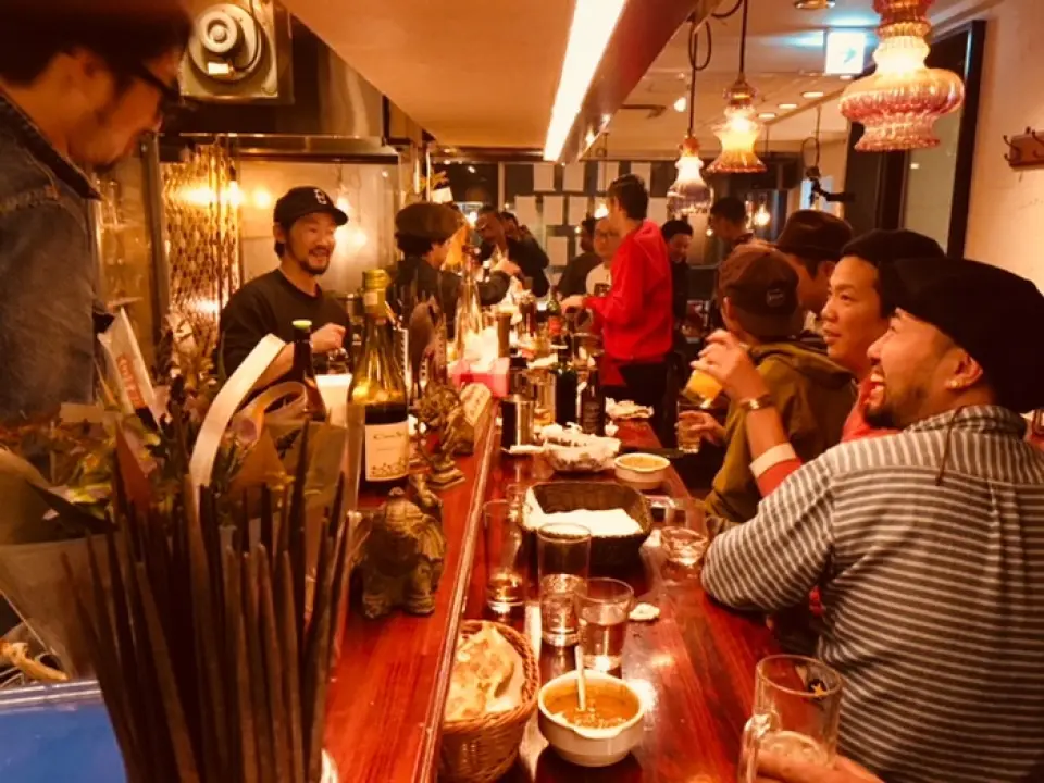 The lively and energetic interior of the restaurant is spacious and can seat up to 30 people. In addition to table seating, we also have counter seats that are popular with solo diners and couples. The kitchen is right in front of the counter seats, so please come and see how unfamiliar Indian cuisine is prepared. ◎ Whether you're meeting up with friends or just wanting a drink after work, we look forward to seeing you!