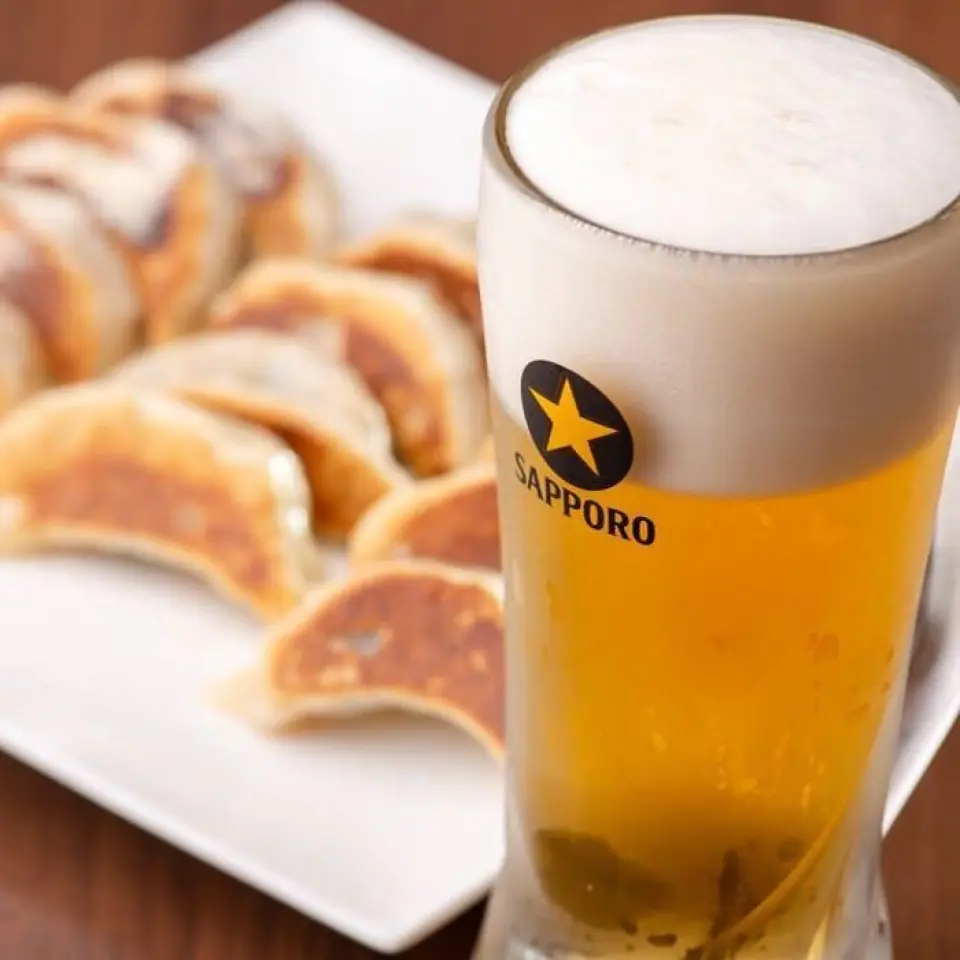 구운 교자뿐만 아니라 삶은 교자, 튀긴 교자, 검은 식초로 구운 교자, 마파두부로 구운 교자, 고추소스로 구운 교자, 비취 교자, 고수로 구운 교자 등 다양한 교자를 즐기실 수 있습니다.