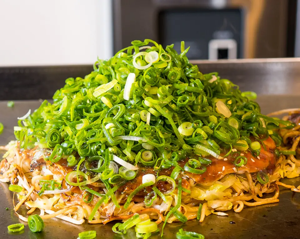 전통적인 맛을 재현한 오코노미야키는 히로시마에서 직접 배송되는 엄선된 재료를 사용하여 13가지 종류로 제공됩니다. 소바 국수가 기본이지만 최근에는 우동도 인기를 얻고 있습니다! 테이크어웨이 외에도 점심 시간에는 단품 주문도 받으므로 친구와의 점심 식사에 추천합니다. 11가지 토핑 중에서 선택할 수 있습니다. 원하는 대로 커스터마이징하여 다양한 맛을 즐겨보세요.