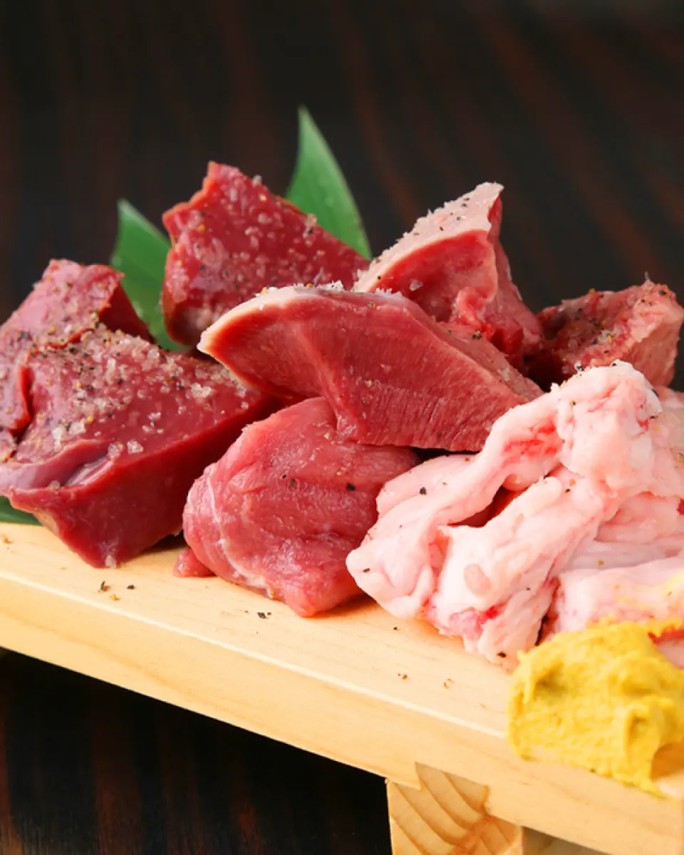 来到Nikurikiya，第一件要做的事就是这个！ “特色肉拼盘”。 4 种精心挑选的每日激素，直接从农场运送，物超所值。大块的内脏非常饱满！让我们多吃肉，增强体力（能量和活力）！单一激素290日元起，价格合理。
