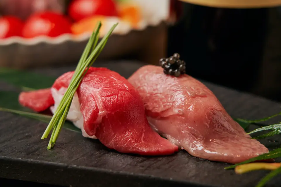 Ozaki Beef, which is said to be a phantom, is a Japanese black beef that Mr. Muneharu Ozaki has been cultivating for 35 years since his predecessor. It is raised using a unique method of long-term aging while still alive, using a homemade feed mix and delicious natural water. It is characterized by its soft and flavorful red meat and fat that has a low melting point and melts easily in the mouth. Rare innards are available on the limited menu. We also have corned beef, which allows you to enjoy the fat of Ozaki Beef. Our restaurant has obtained a license to process and cook raw meat for consumption, so you can enjoy Ozaki Beef not only grilled, but also raw, such as in yukhoe, sashimi, and meat sushi!