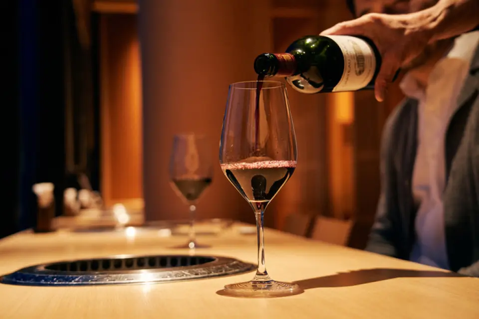 Our recommendation is meat and wine. With the theme of "matching Ozaki beef," we offer mainly French wines, but also California and domestic wines. We stock about 70 types of bottled wine, including seasonal and popular wines carefully selected by our sommelier. We also change the glasses to match the wine, so you can enjoy the aroma and taste. We also have about 10 types of our own craft beer, so beer lovers will also be pleased to know we also have sake and shochu to choose from. We also have a wide selection of non-alcoholic wines and cocktails.
