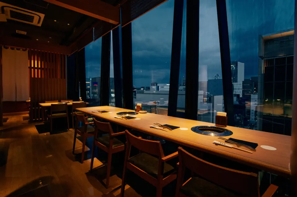 Located on the 11th floor of Tokyu Plaza. Enjoy luxurious yakiniku in a prime location in Ginza. The restaurant has a modern Japanese atmosphere with a warm wooden interior, and offers a variety of seating options. Private rooms are available for 2 to 12 people. The spacious layout of the seats means you won't have to worry about your neighbors. The counter facing the full-length glass window is perfect for couples on a date, and you can enjoy the glittering night view of Ginza. All seats are equipped with smokeless roasters, so you can enjoy yakiniku without worrying about the smell.