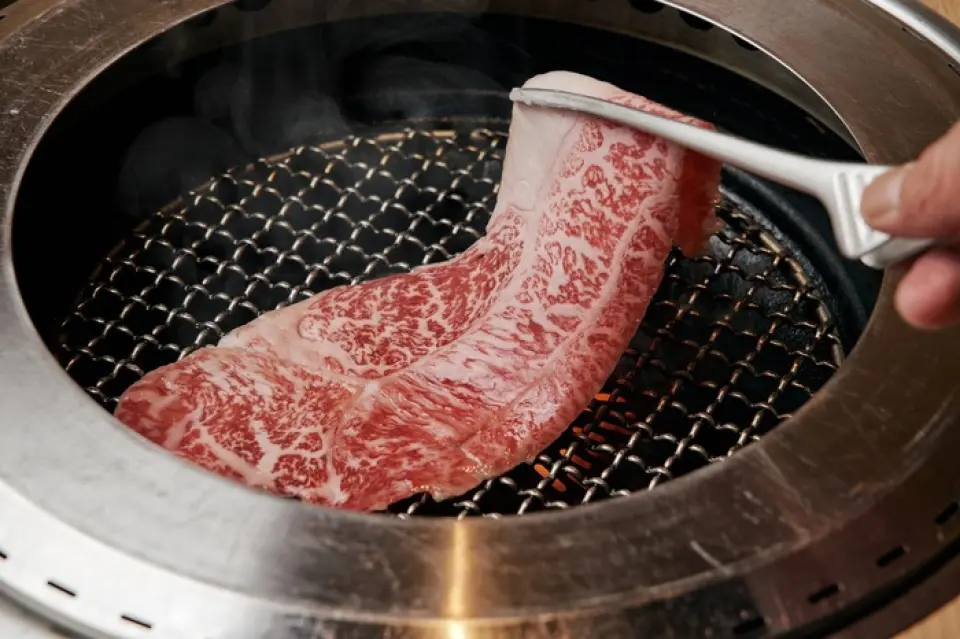 If you want to enjoy everything Ozaki beef has to offer, try the "Kirame Course" where you will be fully attended to by a skilled griller. The highlight of the course is the "3-second grilled yakisuki." The head chef himself hand-cuts a chunk of Ozaki beef sirloin, which the griller grills to perfection. It is also blissful to eat it with egg-topped rice made with Tsuyahime rice from Yamagata Prefecture! We are particular about the seasonality, freshness, and origin of the ingredients we use. We are also particular about the salt and meat sauce, and our homemade sauces have been perfected through repeated trial and error to suit each part of Ozaki beef.