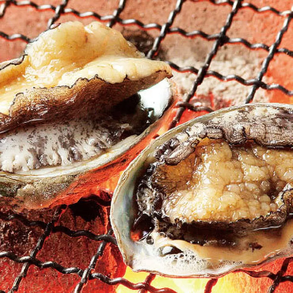 The abalone, scallops, surf clams, and turban shells that are grilled on the beach are brought to you from the store's fish tanks. That's why they're so lively! They're so fresh that you can enjoy them as sashimi.