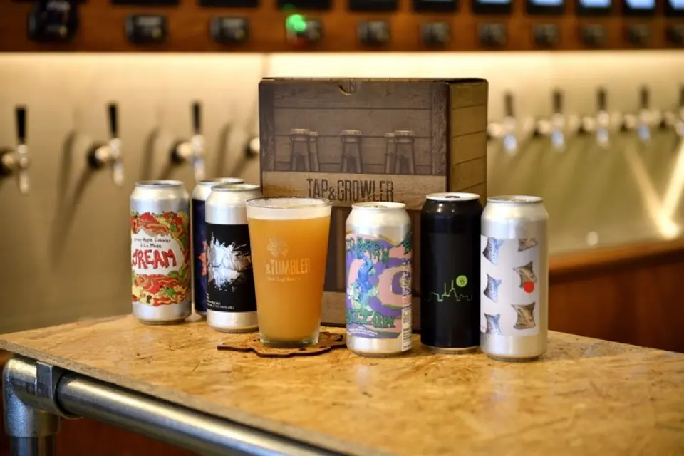 The showcase always has over 40 types of packaged products, mainly from overseas. For an additional 300 yen, you can also enjoy a drink in the store! You can eat and drink in the drinking area, so you can enjoy pairing your beer with snacks. The store offers counter seats where you can see the beer being poured up close, as well as table seats that are perfect for dates. Please enjoy the charm of beer to the fullest, from classics to trendy breweries.