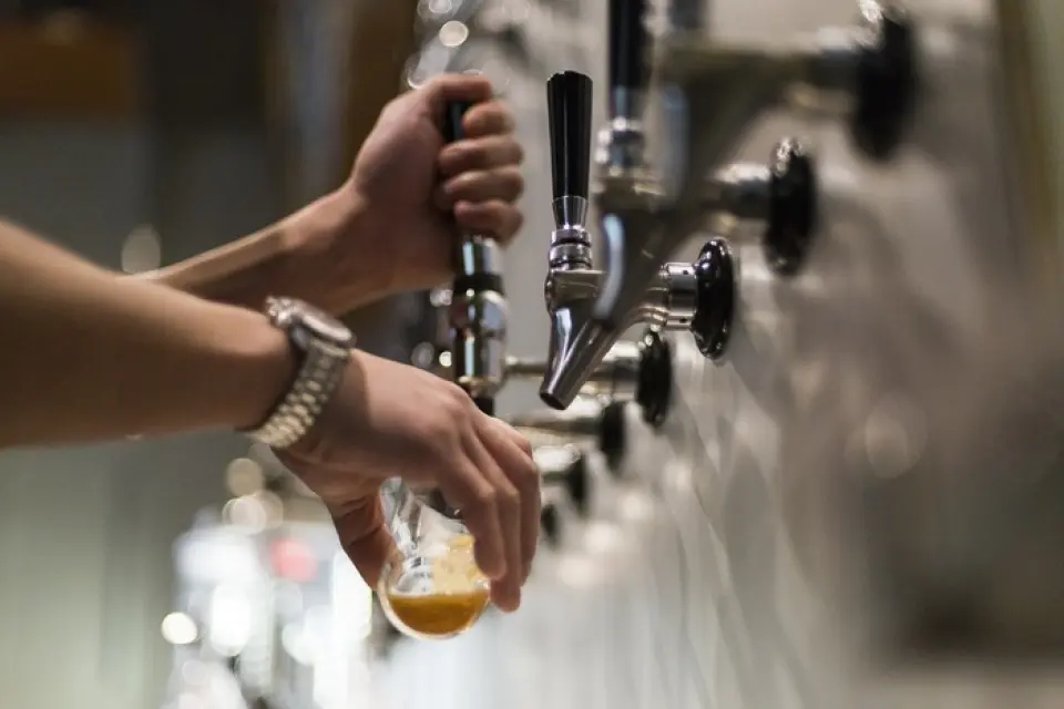 The tap menu changes daily and mainly features domestic breweries. We pride ourselves on being an indie select shop, and we will unearth hidden gems and deliver them to you. You can also taste unique craft beers! Try out the wide variety of beers to find your favorite one ◎ You can also bring in food, so please enjoy it with your beer. We also use a gas blender, which is rare in Japan. Check out the different, special foam for each beer!