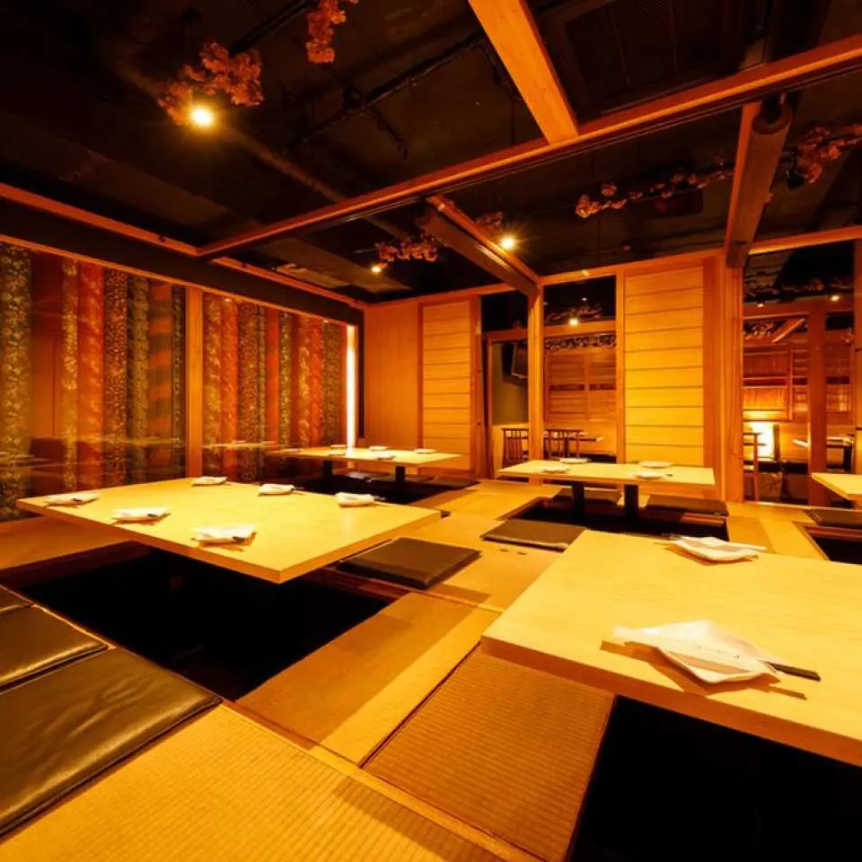 Perfect for a variety of occasions, including company parties, business dinners, group dates, and private banquets. The elegant and sophisticated space is like a high-class ryokan (traditional Japanese inn). Ideal for those looking for a superior banquet experience at an izakaya (Japanese pub) in Shinjuku!