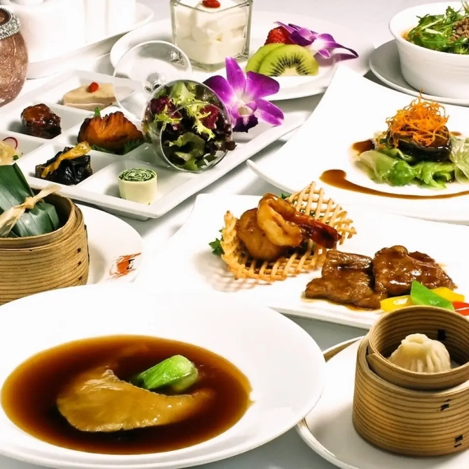 请尽情享受将历史悠久的中华料理与日本美食相结合的正宗而原创的新中餐。