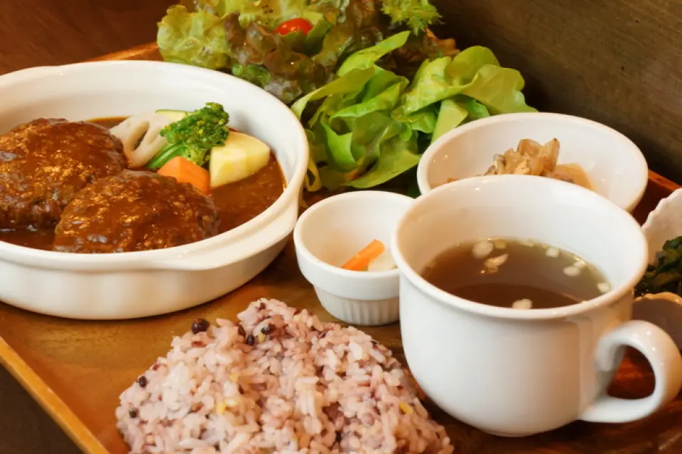 몸에 좋은 일을 하고 계신가요? 엄선된 야채를 듬뿍 사용한 요리로 몸을 충전하세요! 주인이 엄선한 야채와 고기 요리의 균형이 절묘하며, 몸과 마음 모두 상냥한 기분으로 충전될 것입니다!
