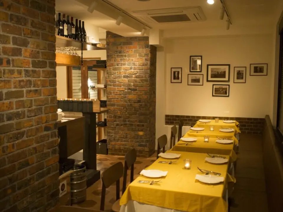 There are counter seats in front of the oven where you can watch the pizza, the restaurant's main dish, being prepared, and terrace seats with a view of Tokyo Tower. The restaurant has a relaxed atmosphere, like being invited to a friend's house. In Italy, the terrace seats fill up first. I would be delighted if we could work together to make this restaurant an authentic place like that.