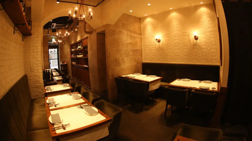 The interior has stone-like walls and ceilings, and a warm wooden feel. The restaurant is reminiscent of a French country house, and has a casual yet hideaway atmosphere, allowing you to enjoy food and wine in a relaxed atmosphere that makes it hard to believe you are in an office building area. All seating is at spacious tables, making it perfect for dates and celebrations. If you make a reservation, we will also provide you with a dessert platter with a message!