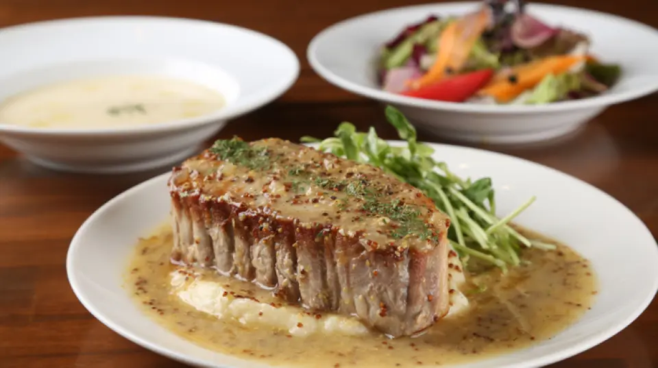 At lunchtime, we offer a great value-for-money lunch menu. On weekdays, the menu consists of an appetizer, main dish, and bread, with the appetizer being either a potage or a mixed salad. You can choose from three main dishes, all of which are very filling♪ On Saturdays and holidays, lunch consists of an appetizer, main dish, and bread, and you can also order dessert and coffee!