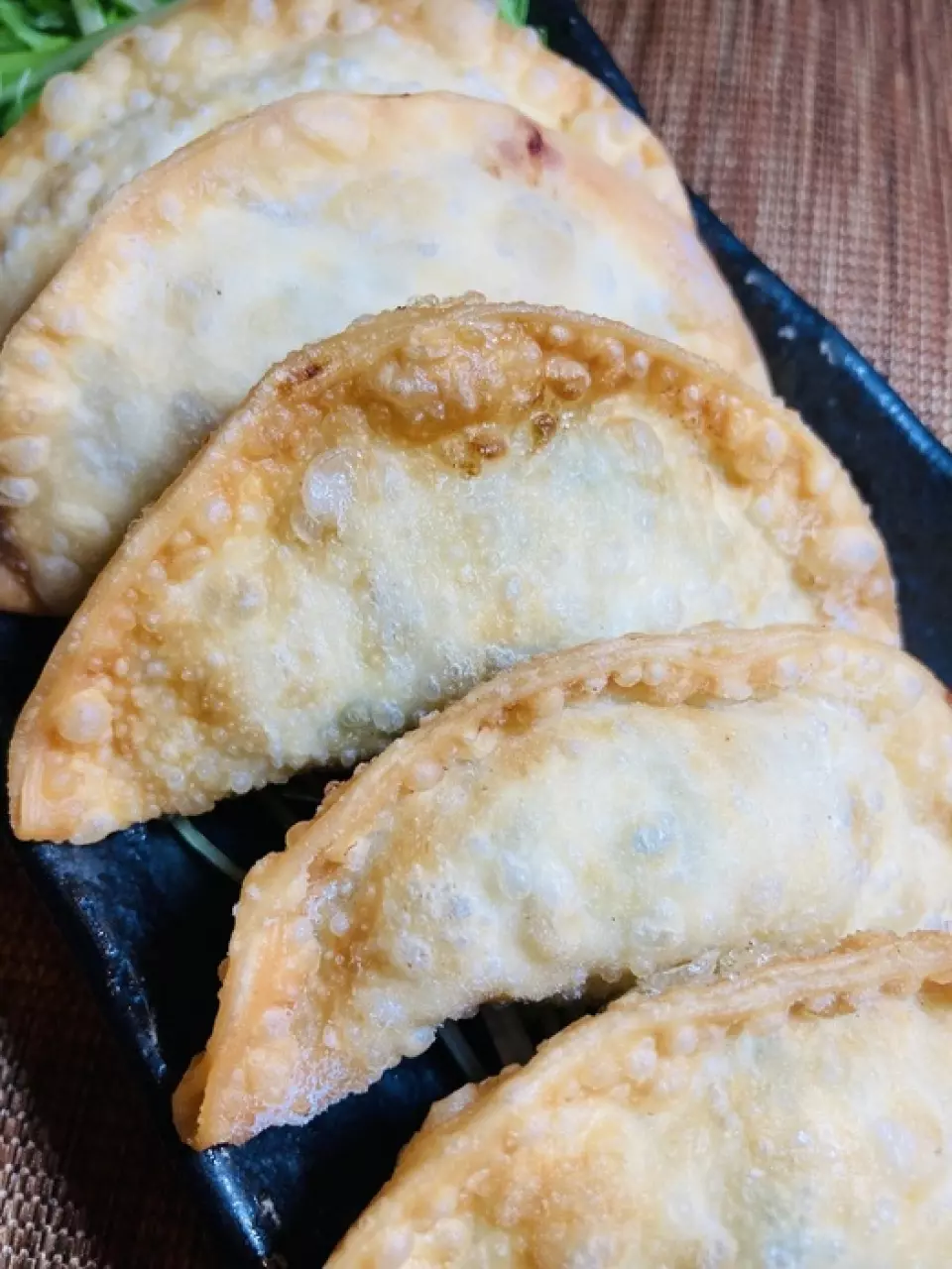 我们的特色菜是店主特制的饺子！我们使用大量的国产鸡肉作为原料，并用适合小麦、水和盐的皮小心地包裹起来。最受欢迎的是炸饺子！外面酥脆，里面多汁，让人上瘾。我们还推荐水饺，它的口感令人难以抗拒。我们特意不提供煎饺。两者都很适合搭配啤酒！请尽情享用我们精美的当地鸡肉生饺子。